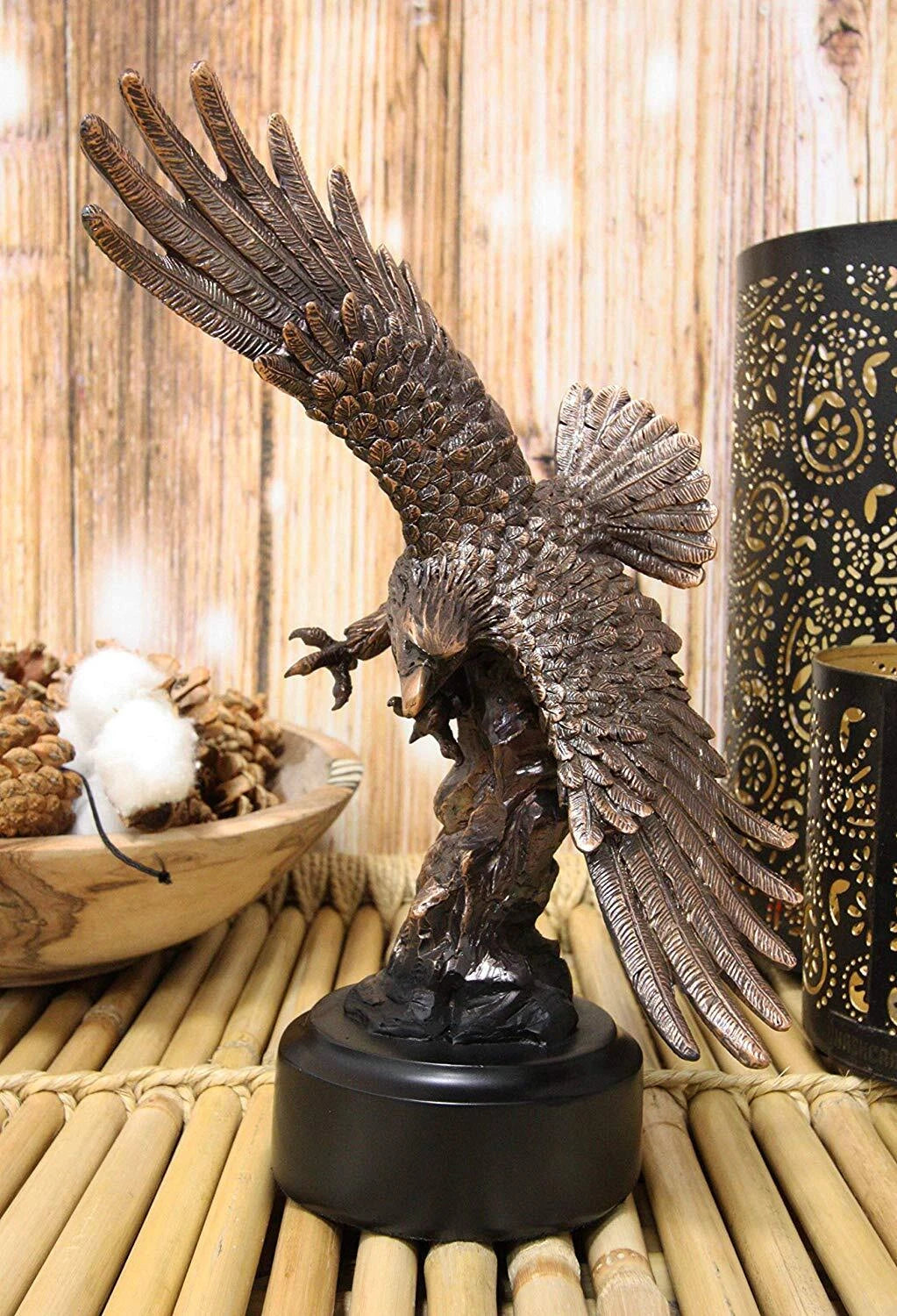 Figura de bronce galvanizado con base de águila en vuelo de Alas de Gloria