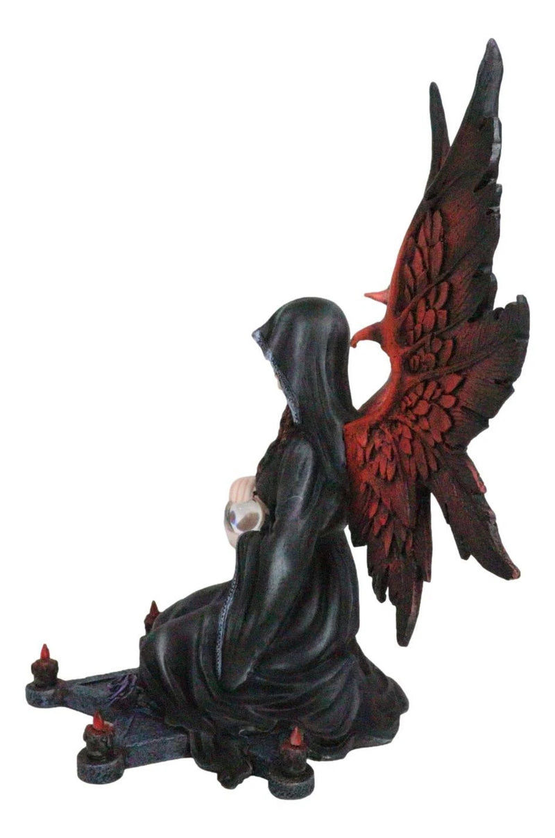 Figura de ángel oscuro con capa y capucha sobre pentagrama, ritual en el suelo, sosteniendo una bola de cristal-5