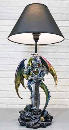 Lámpara de mesa con dragón verde dorado sosteniendo la espada Excalibur y un cristal en el cementerio.-1