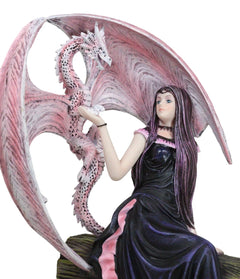 Elegante estatua de dragón wyvern rosa con hada rosa con vestido negro sentada en un banco-3