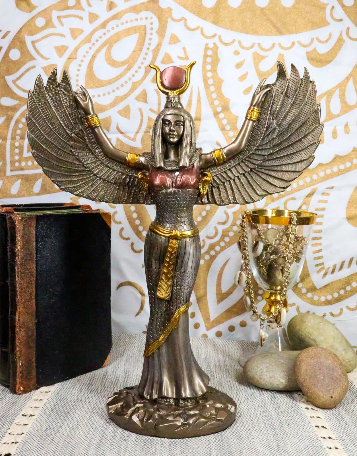 Escultura de Isis con alas abiertas, diosa de la magia y la naturaleza, temática egipcia-1