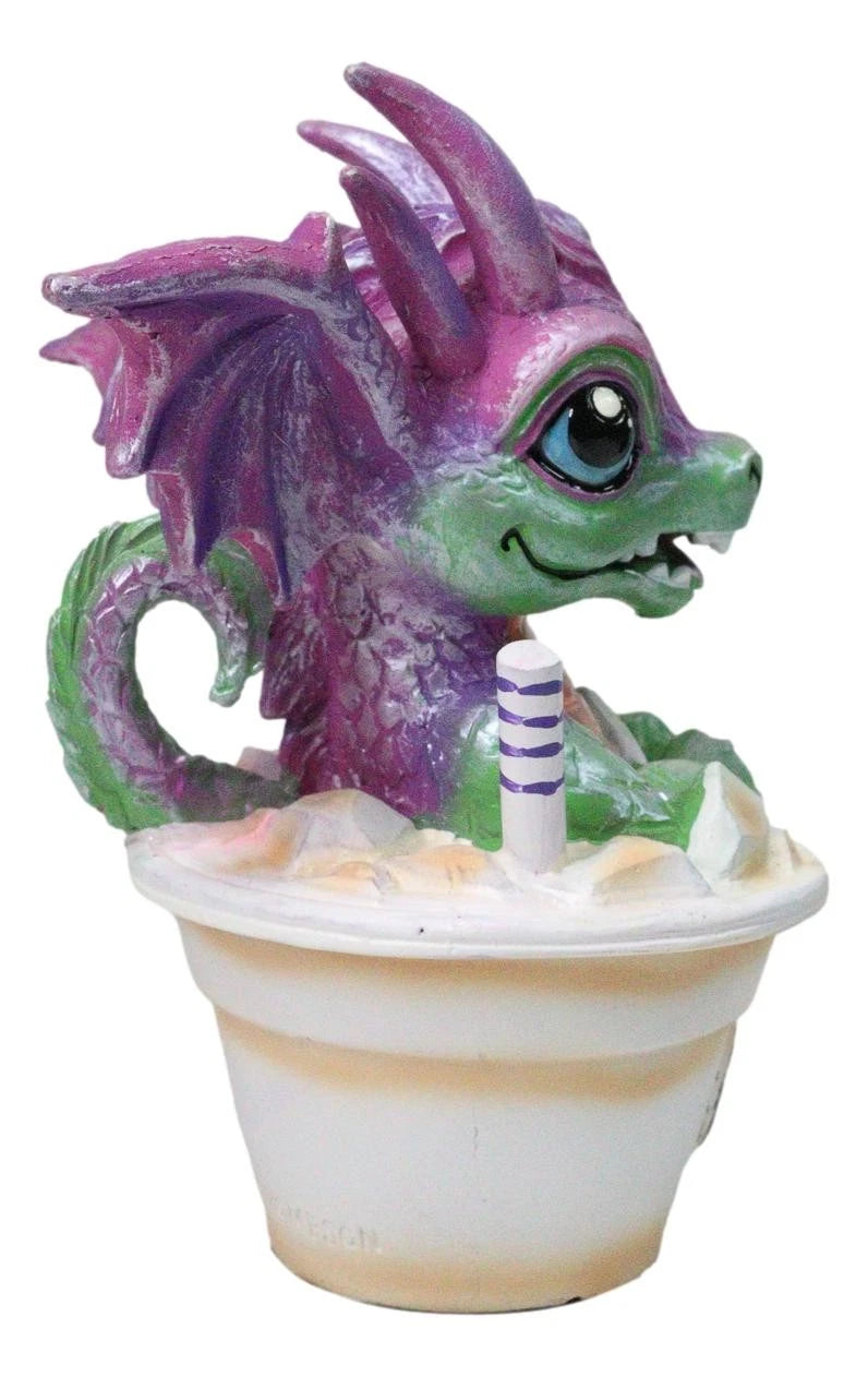 Café helado artesanal de Ruth Thompson con figura de dragón en taza de Sarah Wyrmling-2