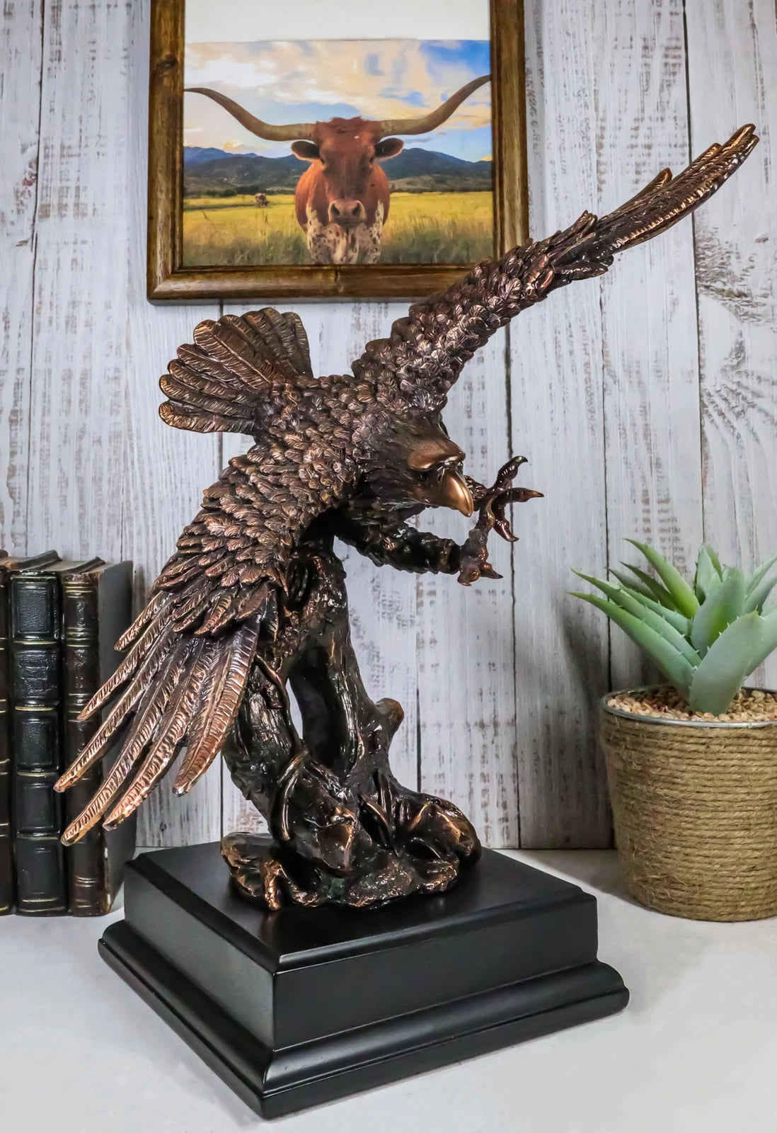 Figura de resina galvanizada de bronce de un águila calva americana volando con las alas abiertas