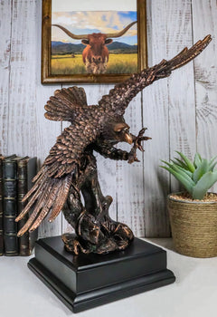 Figura de resina galvanizada de bronce de un águila calva americana volando con las alas abiertas-1