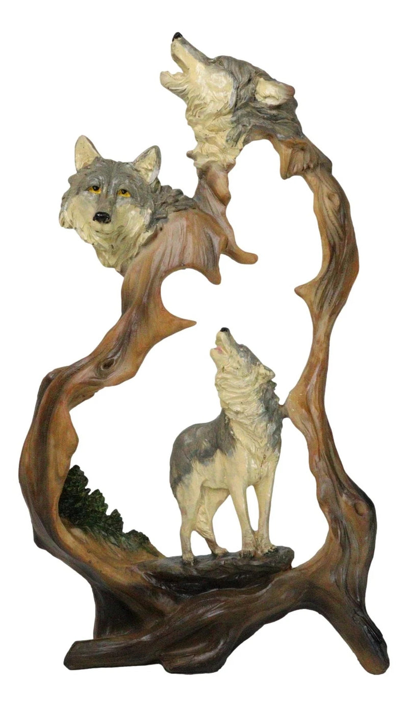 Busto rústico grande de lobo aullando con familia de lobos en escena forestal-2
