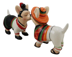 Salero y pimentero de cerámica con sombrero de chihuahua mexicano besándose-4