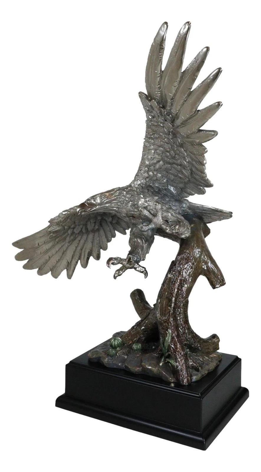 Estatua de águila calva de peltre plateado galvanizado con alas abiertas volando sobre un árbol-4