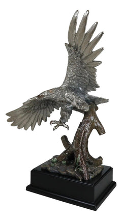 Estatua de águila calva de peltre plateado galvanizado con alas abiertas volando sobre un árbol-4
