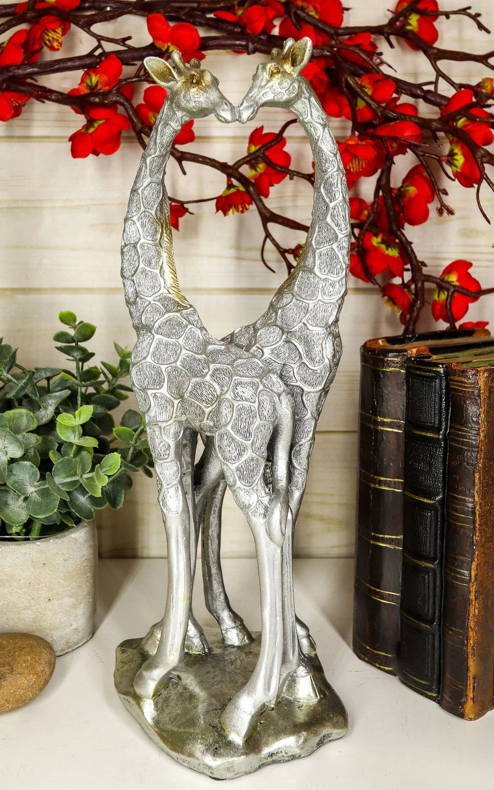 Estatua grande de jirafa plateada con forma de corazón, pareja de enamorados, 31,7 cm de alto, estilo safari de la sabana.-1
