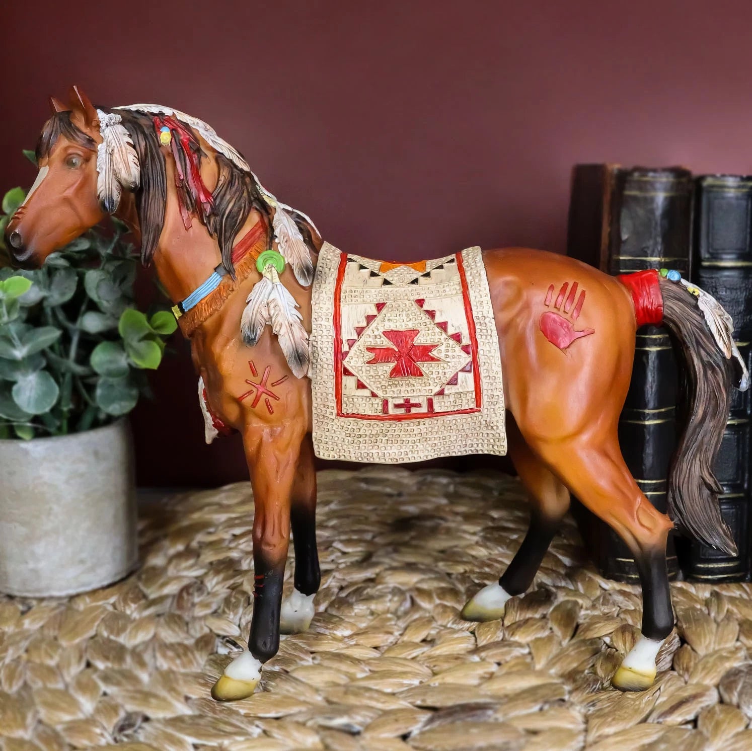 Estatua artesanal de caballo espiritual con sillín tapizado pintado, 24 cm de largo