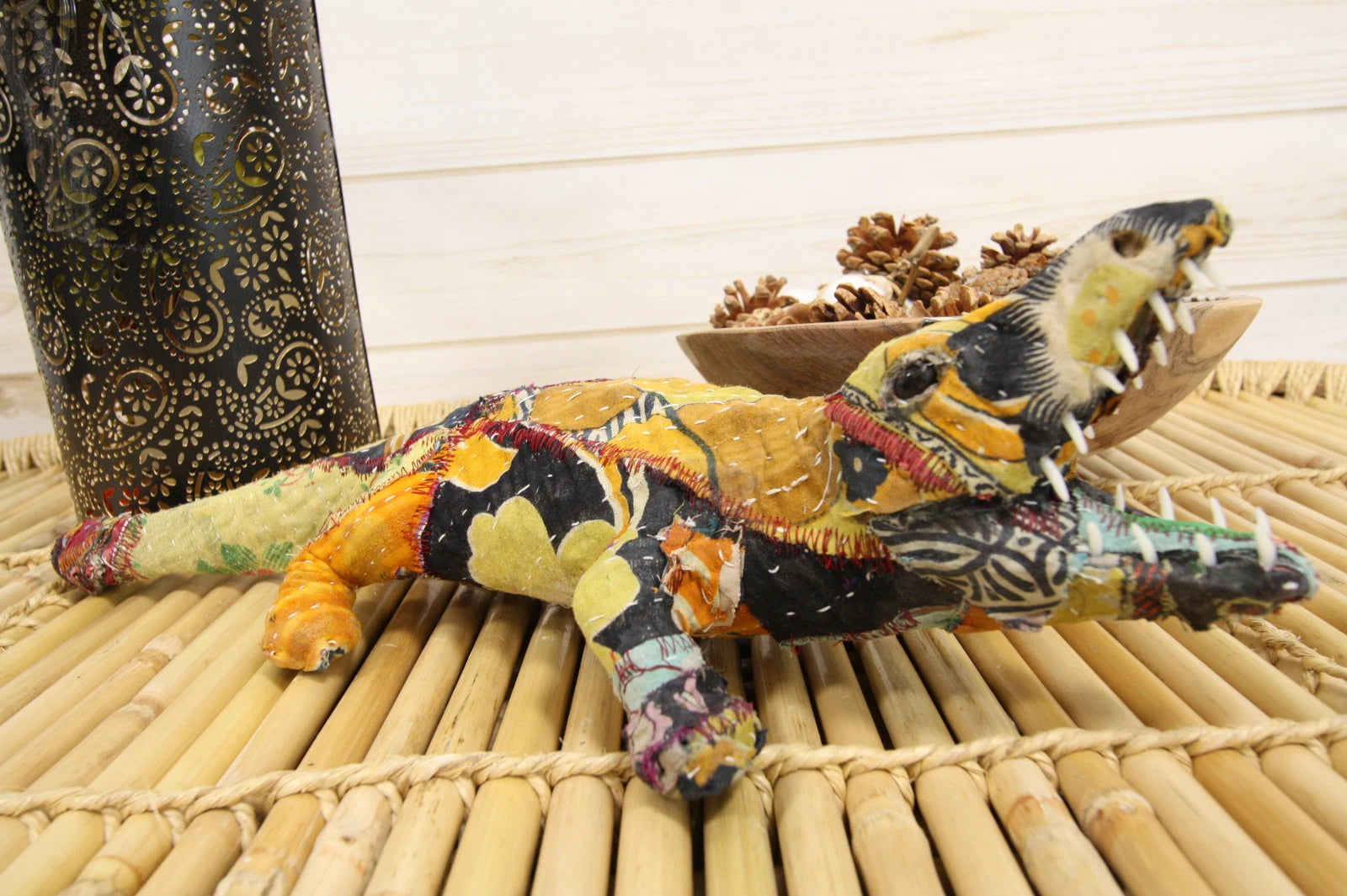 Figura de caimán de River Creek hecha a mano en papel maché con tela sari colorida-1