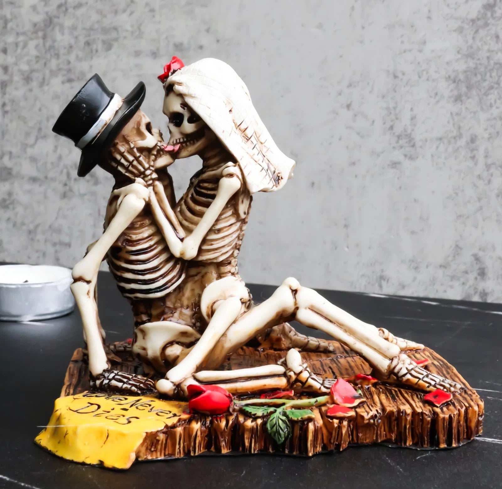 Love Never Dies Castaway Wedding Skeleton Couple Kissing Statue 3.75"H-1