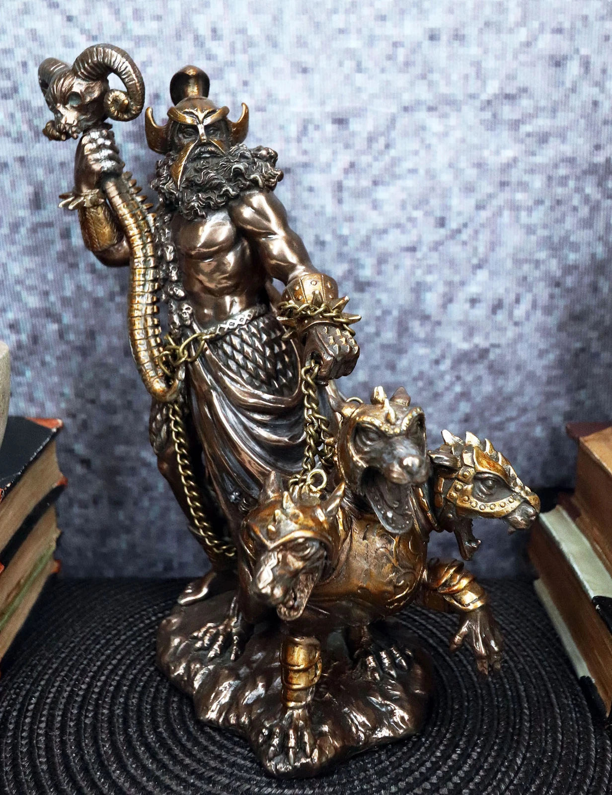Figura del perro guardián Cerbero con correa, dios olímpico del inframundo, Hades-1