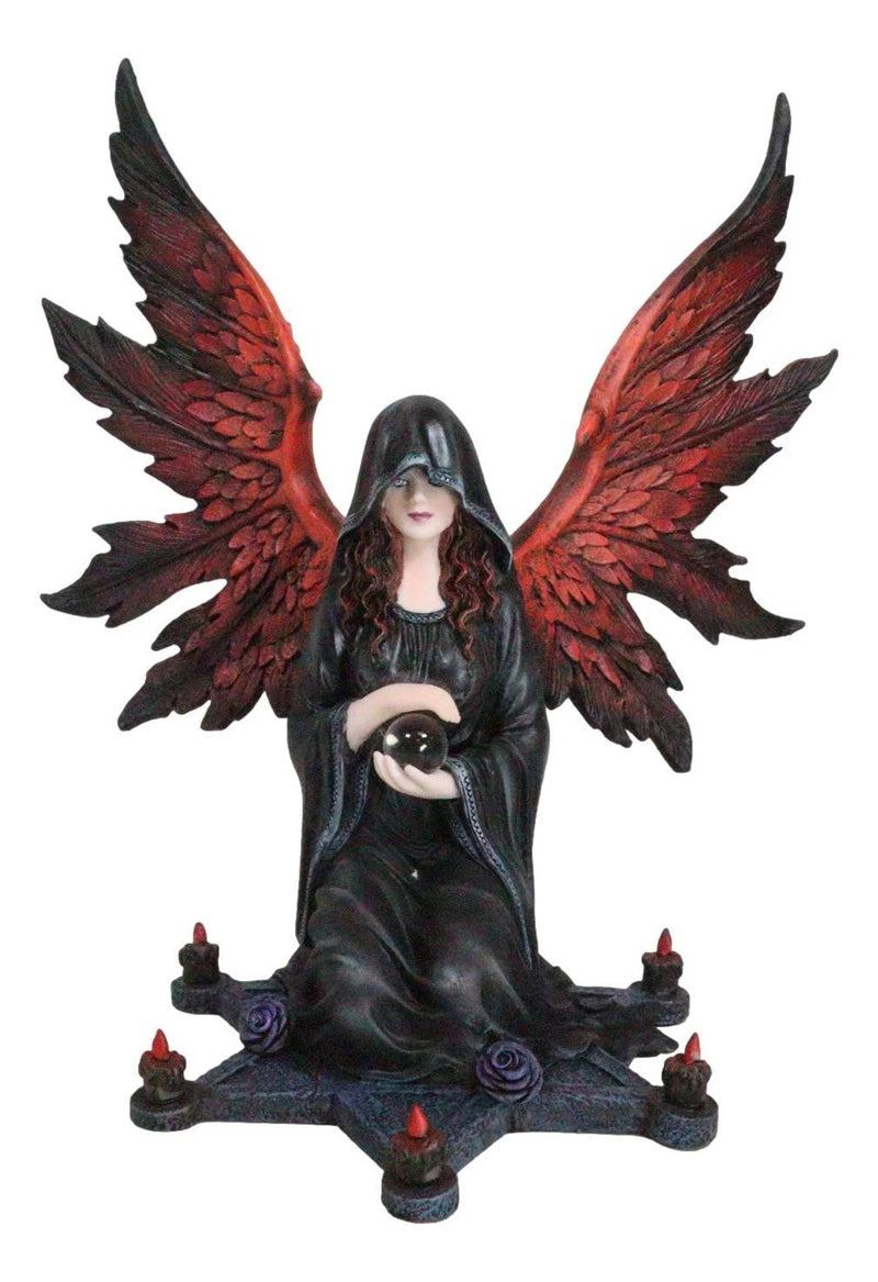 Figura de ángel oscuro con capa y capucha sobre pentagrama, ritual en el suelo, sosteniendo una bola de cristal-8