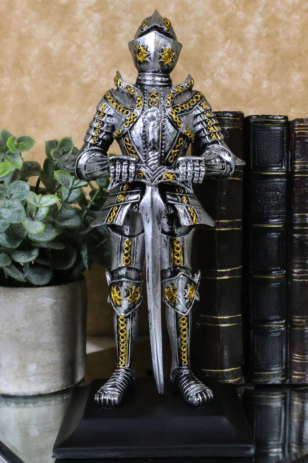 Medieval Swordsman Knight Figurine Suit of Armor Northern Star Coat Of Arms-1