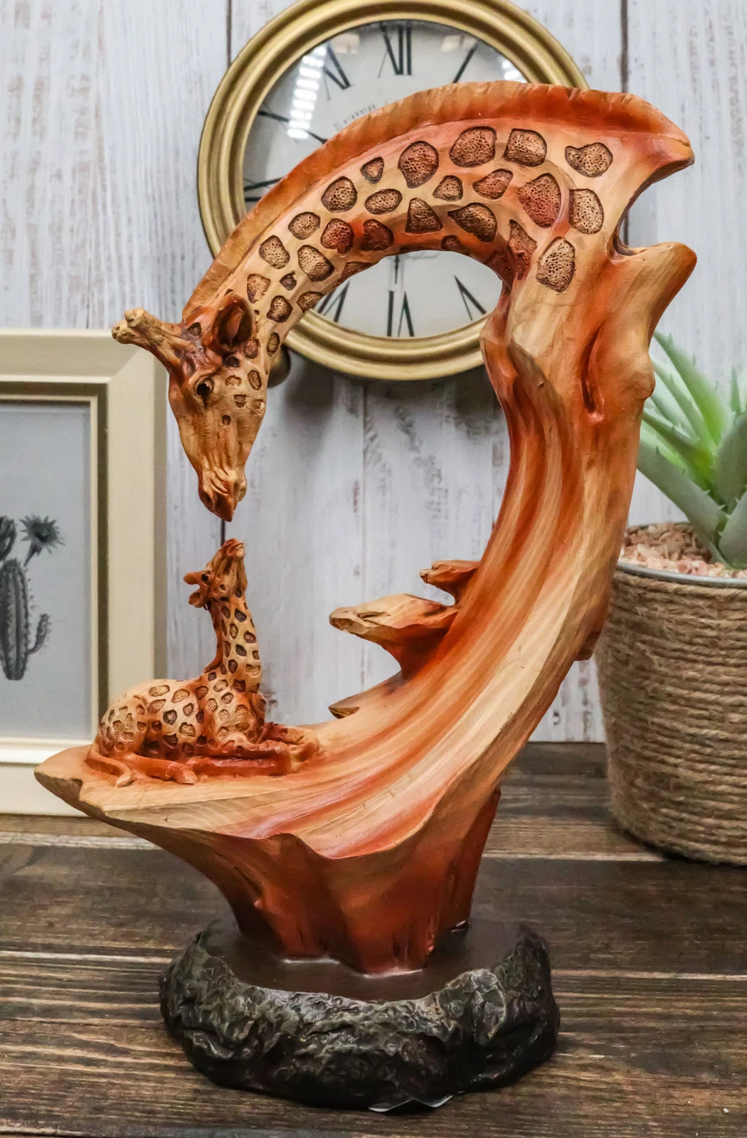 Figura decorativa de madera sintética con escena de familia de jirafas de safari de vida silvestre de 9,5" de alto-1