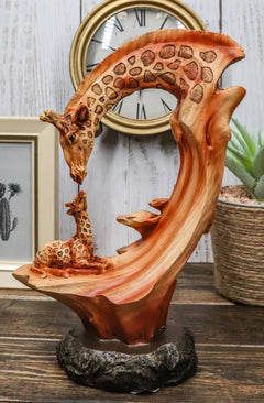 Figura decorativa de madera sintética con escena de familia de jirafas de safari de vida silvestre de 9,5" de alto-1