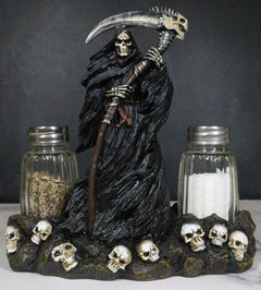 Salero y pimentero con la Parca de pie sobre una calavera-1
