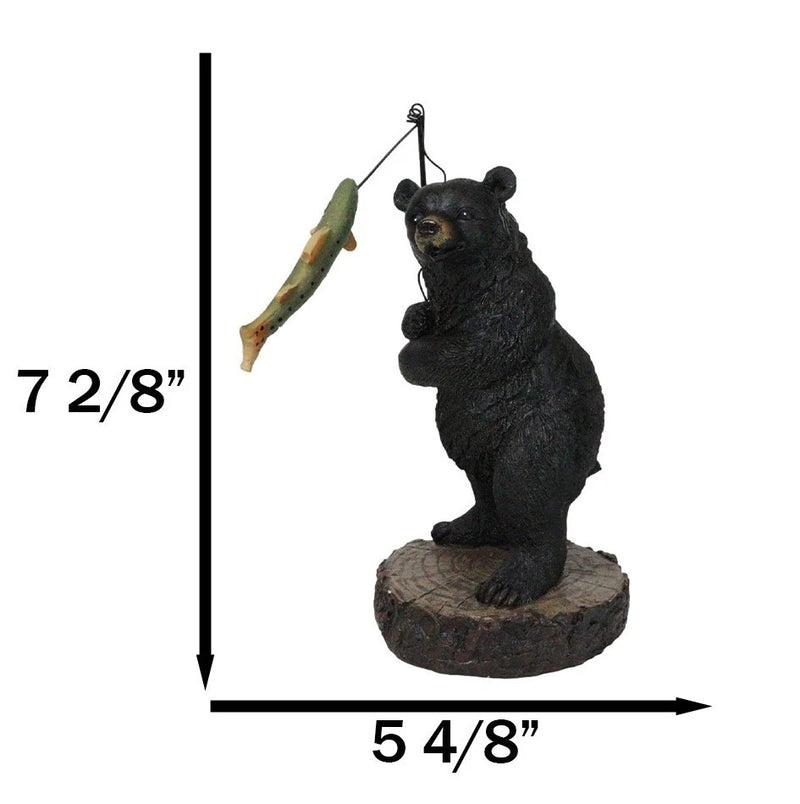 Figura caprichosa de oso negro del bosque rústico capturando lubina negra-2