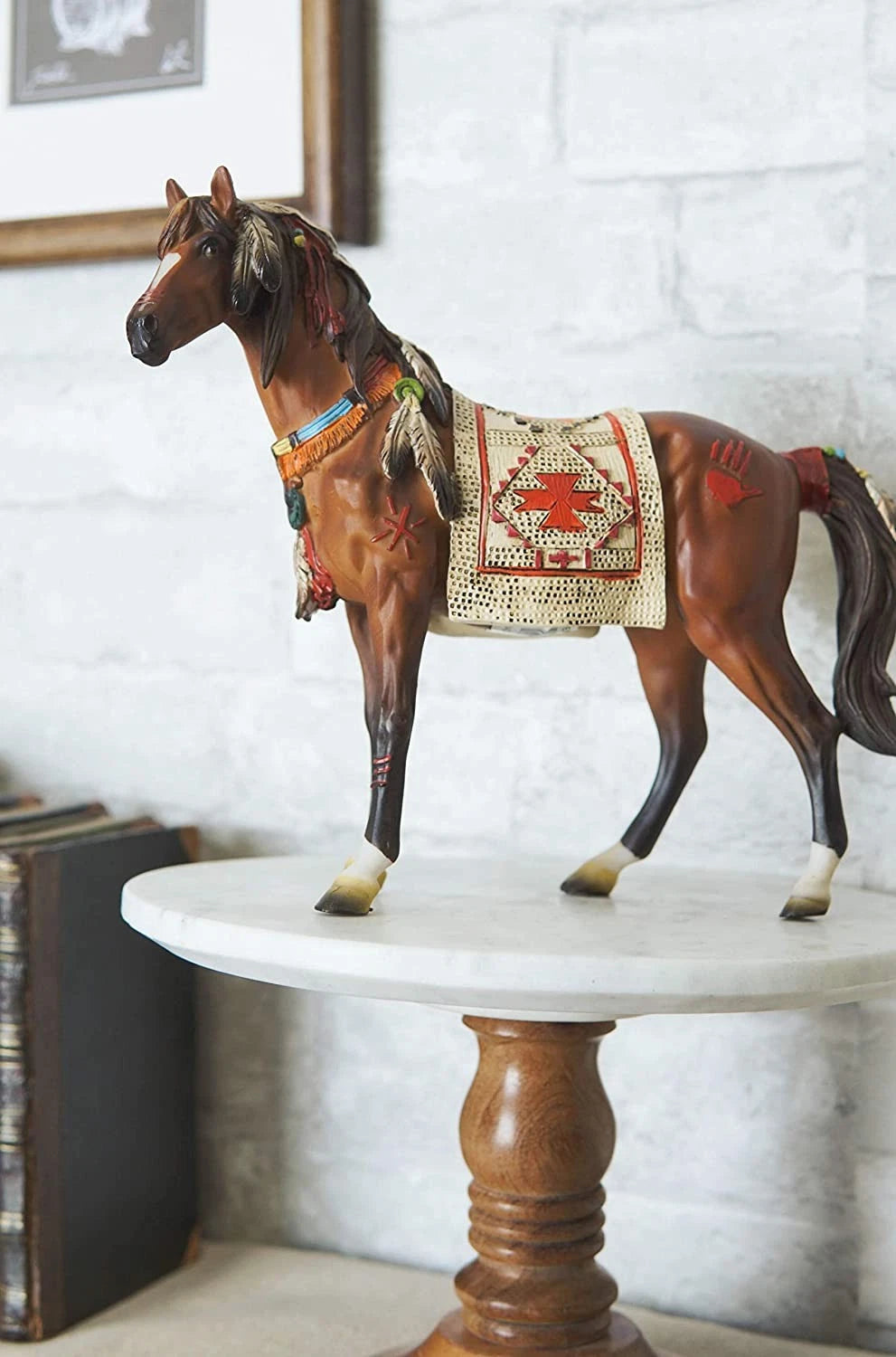 Estatua artesanal de caballo espiritual con sillín tapizado pintado, 24 cm de largo-2