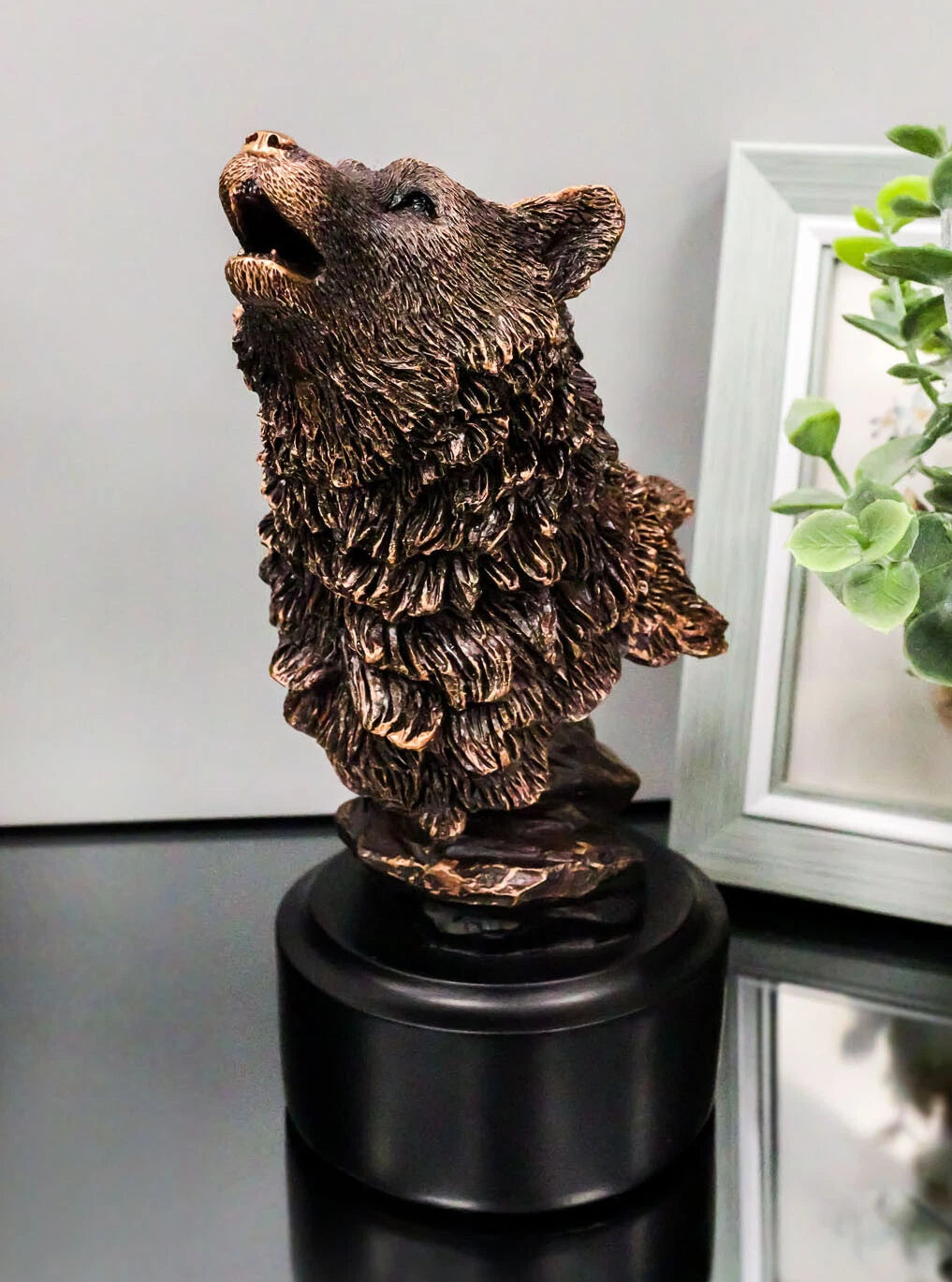 Busto de cabeza de lobo alfa aullando de Rustic Woodlands, figura de resina bronceada con base-3