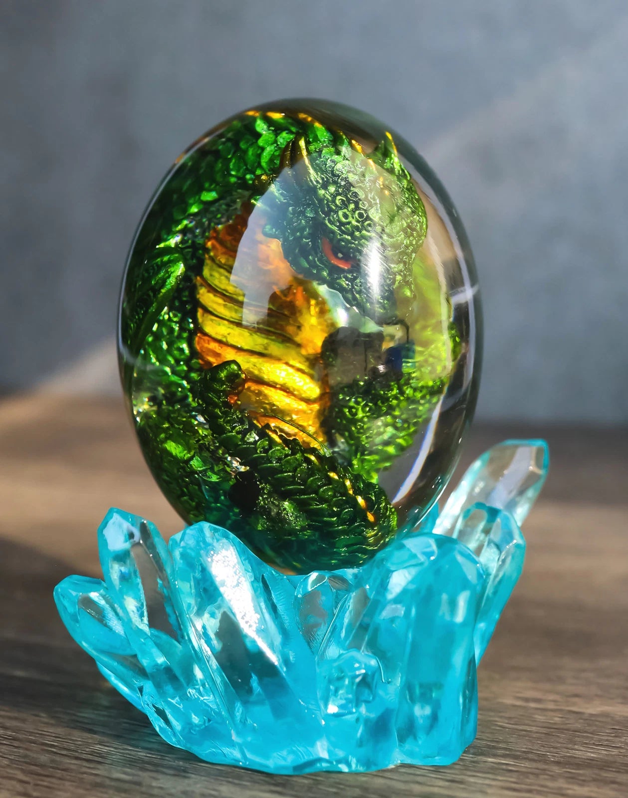 Huevo de dragón verde en vidrio acrílico con cristales de agua y bases de roca de lava LED.-3