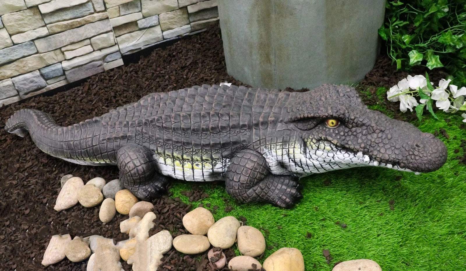 Estatua realista de cocodrilo merodeador de gran tamaño para jardín, 99 cm de largo-4