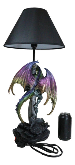 Lámpara de mesa con dragón verde dorado sosteniendo la espada Excalibur y un cristal en el cementerio.-5