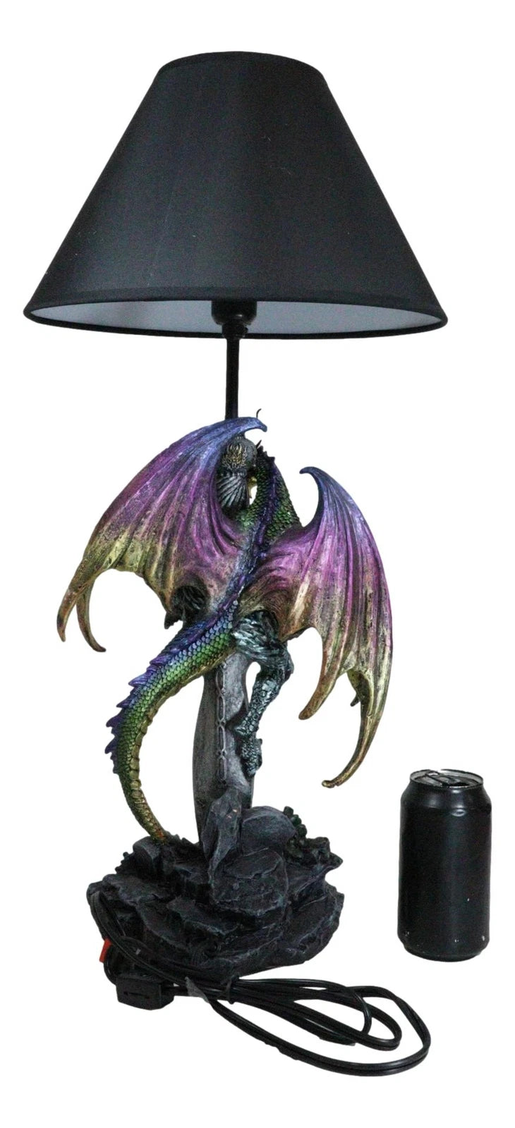 Lámpara de mesa con dragón verde dorado sosteniendo la espada Excalibur y un cristal en el cementerio.-5