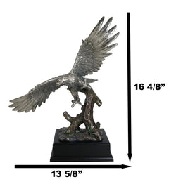 Estatua de águila calva de peltre plateado galvanizado con alas abiertas volando sobre un árbol-7