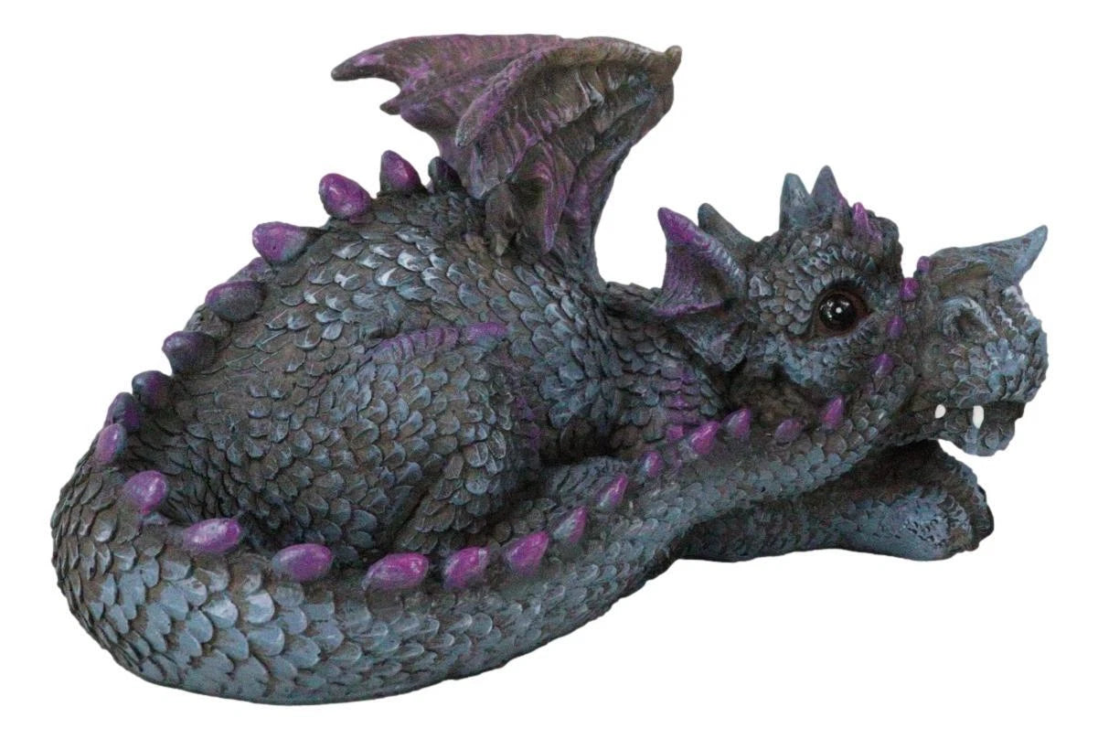 Figura de fantasía caprichosa de una cría de dragón de jardín tímido y morado escondido tras una cola-3