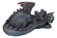 Figura de fantasía caprichosa de una cría de dragón de jardín tímido y morado escondido tras una cola-3