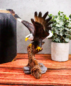 Figura decorativa de resina de águila calva de 18 cm de altura descendiendo de una rama de árbol-4