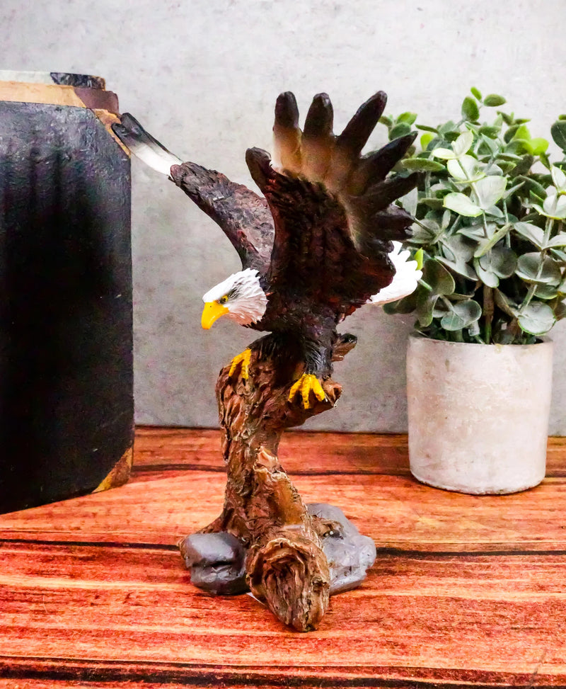 Figura decorativa de resina de águila calva de 18 cm de altura descendiendo de una rama de árbol-4