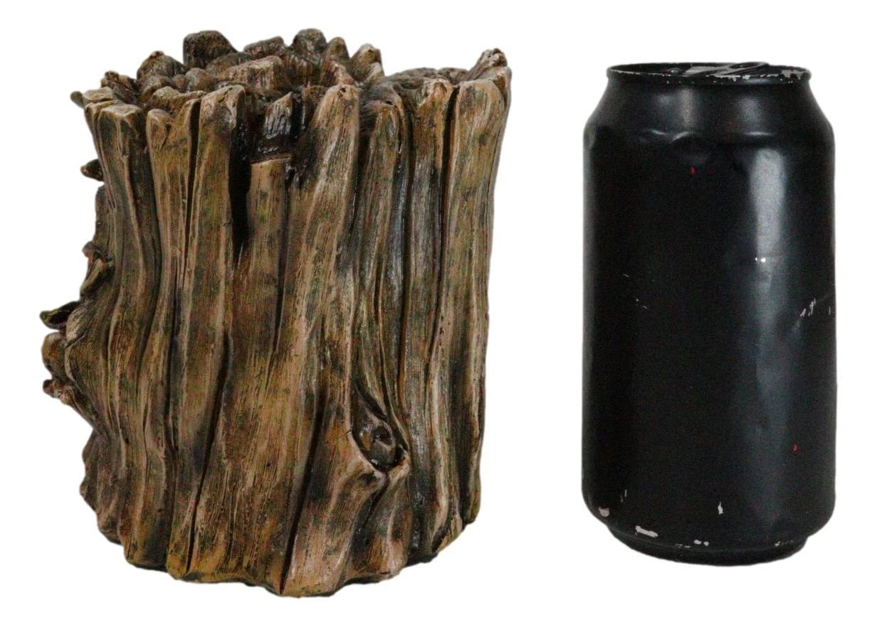Figura decorativa de oso negro del bosque rústico del oeste escondido en el tronco de un árbol