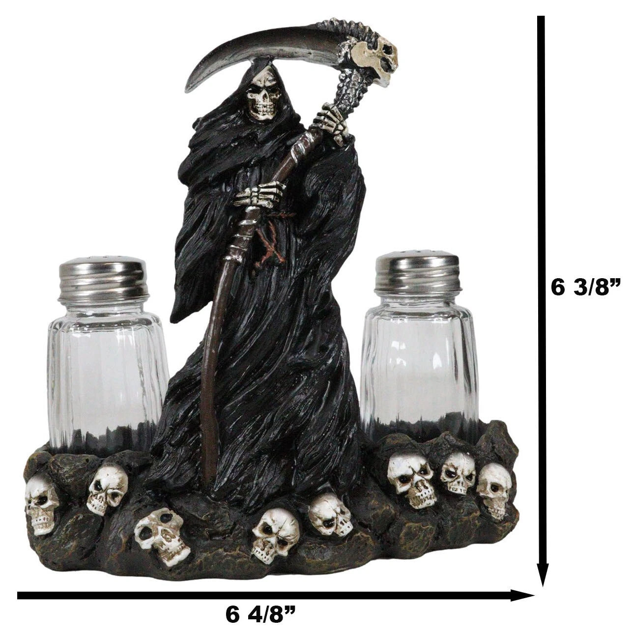 Salero y pimentero con la Parca de pie sobre una calavera-4