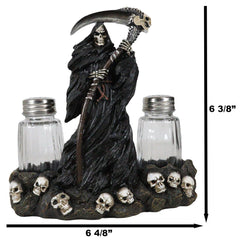 Salero y pimentero con la Parca de pie sobre una calavera-4