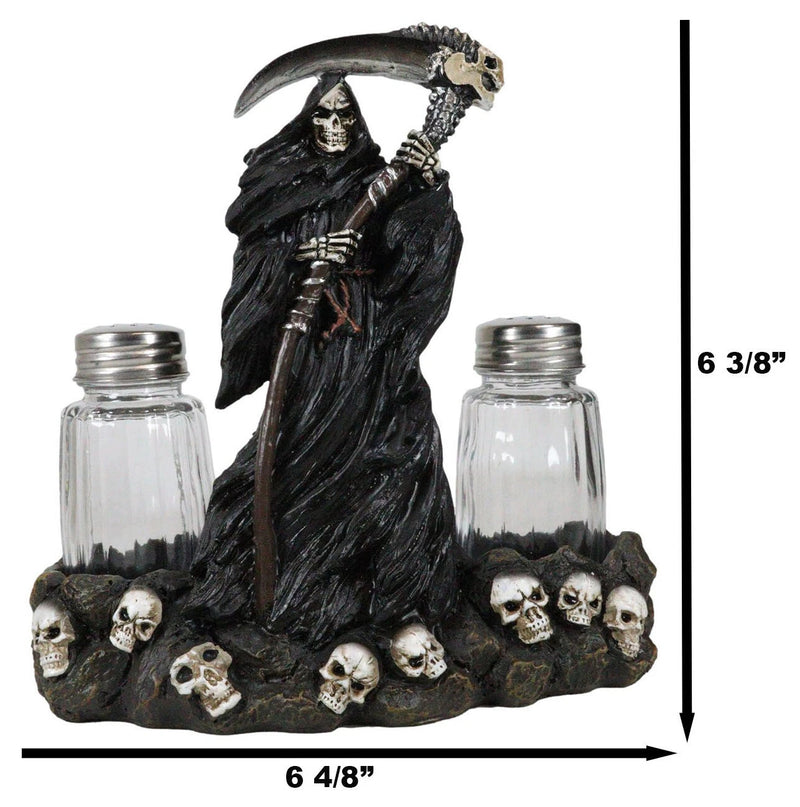 Salero y pimentero con la Parca de pie sobre una calavera-4