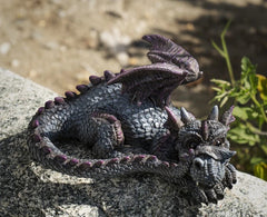 Figura de fantasía caprichosa de una cría de dragón de jardín tímido y morado escondido tras una cola-1