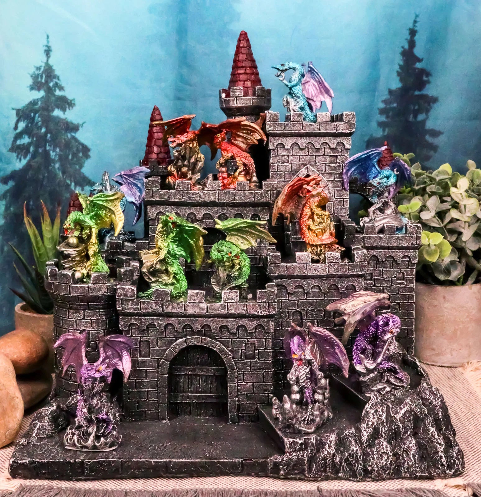 Estatuas de exhibición de mini dragones medievales custodiando el castillo de Desembarco del Rey-1
