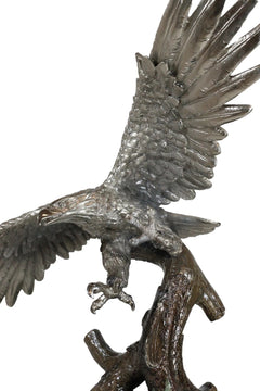 Estatua de águila calva de peltre plateado galvanizado con alas abiertas volando sobre un árbol-5