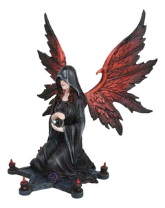 Figura de ángel oscuro con capa y capucha sobre pentagrama, ritual en el suelo, sosteniendo una bola de cristal-2