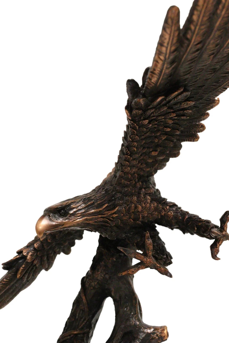Figura de resina galvanizada de bronce de un águila calva americana volando con las alas abiertas-3