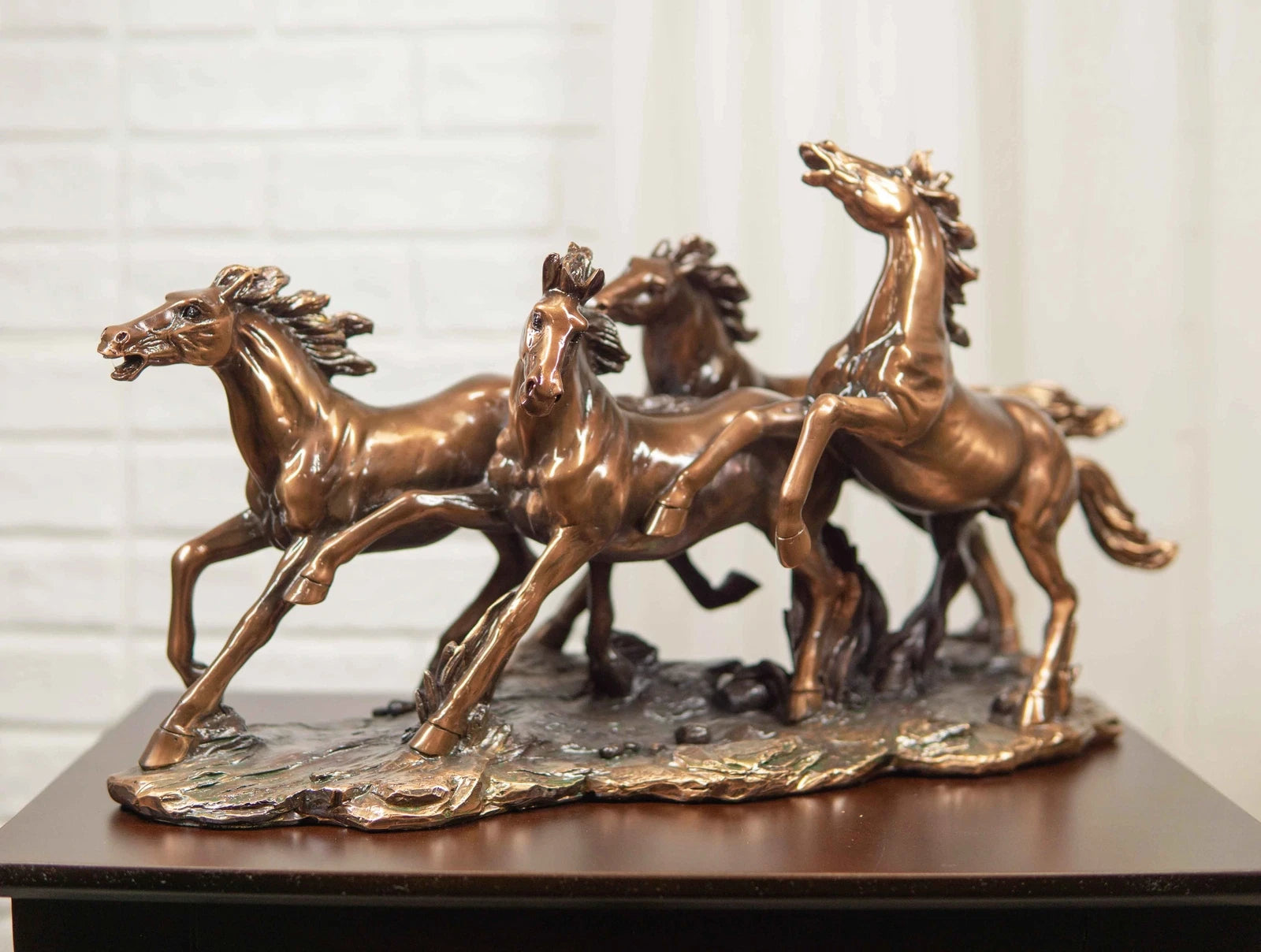 Estatua rústica de resina bronceada de 43 cm de largo, estilo Western Wild and Free, con cuatro caballos corriendo-1