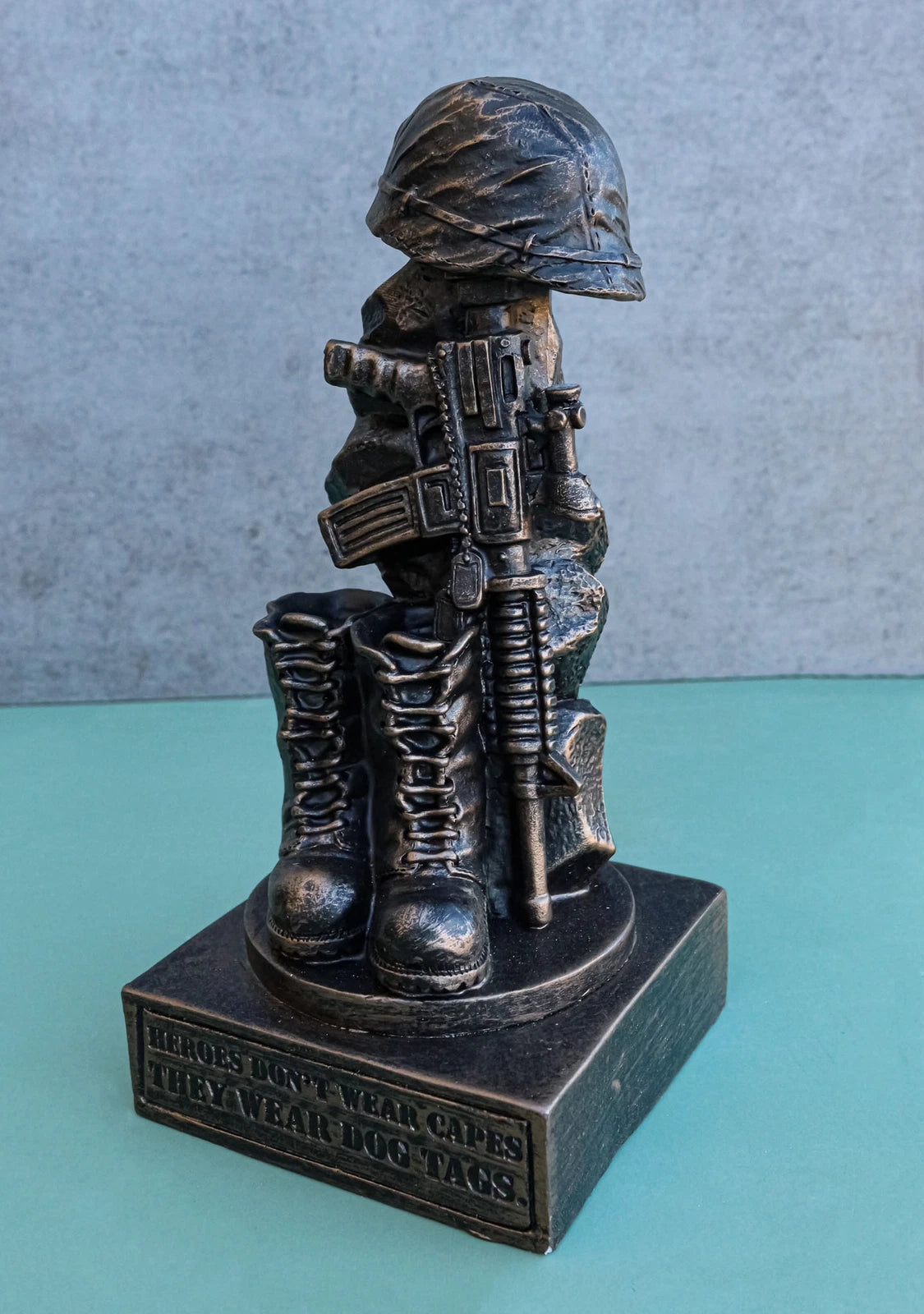 Estatua conmemorativa de soldado caído patriótico, casco de rifle, botas y placa de identificación-2