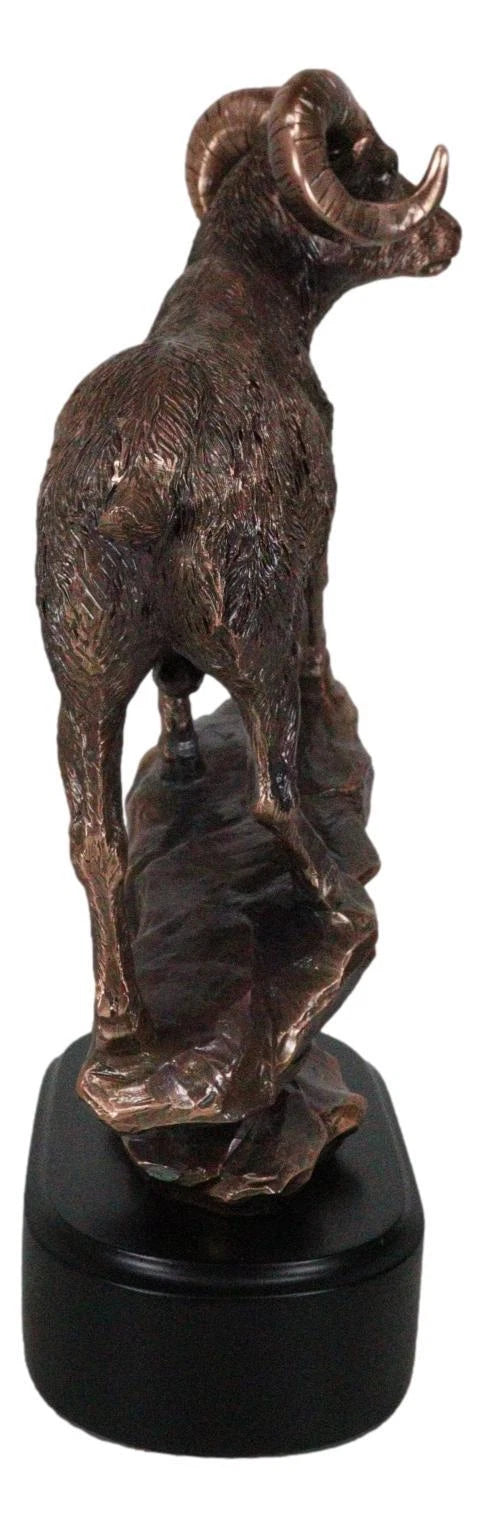 Taxidermia de animales salvajes: carnero cimarrón trepando sobre una roca inclinada, estatua de 30 cm de alto