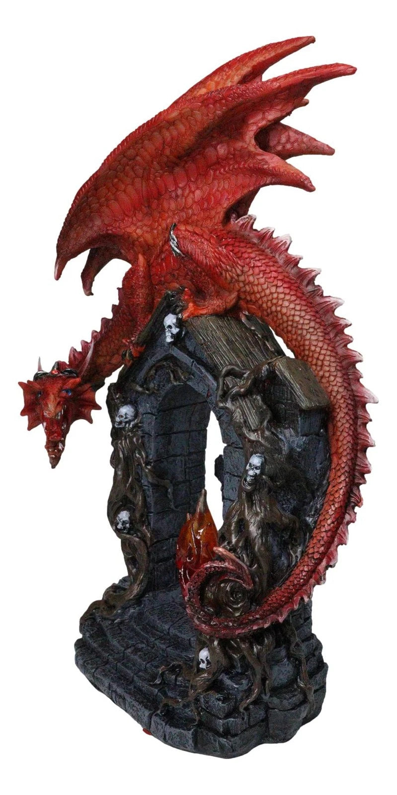 Figura de dragón rojo medieval sobre una tumba gótica con calaveras y llama de fuego LED-7