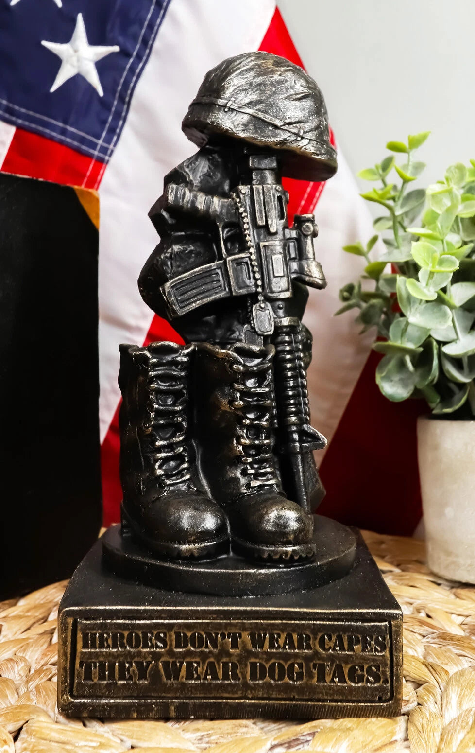 Estatua conmemorativa de soldado caído patriótico, casco de rifle, botas y placa de identificación-5