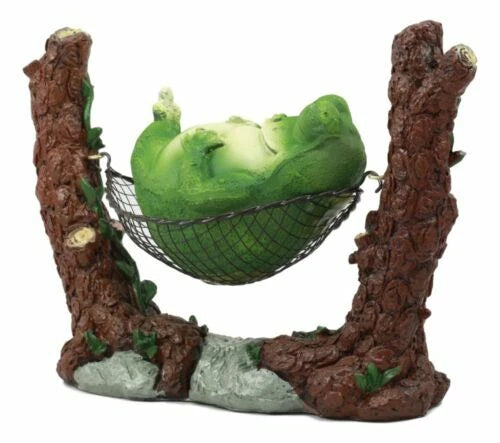 Estatua de rana gorda caprichosa durmiendo en una hamaca para un cuento de hadas.-5