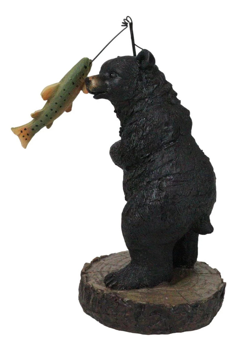 Figura caprichosa de oso negro del bosque rústico capturando lubina negra-7